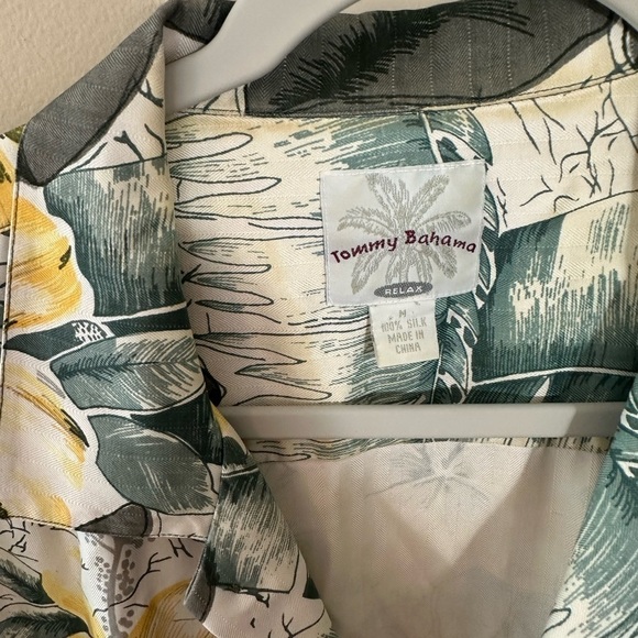 TOMMY BAHAMA Shirt Mens Medium 100% Silk Hawaiian Hibiscus Aloha Button - Picture 5 of 5